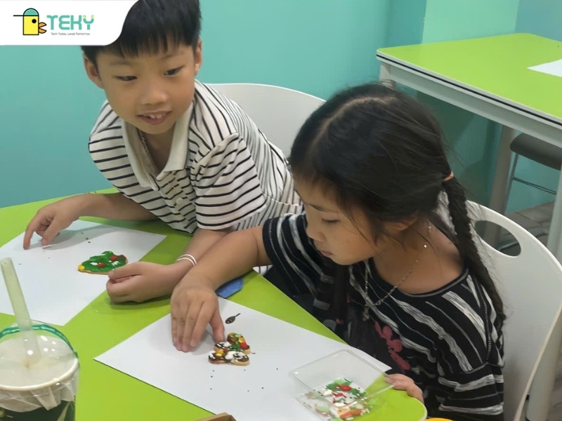 cac-ban-nho-duoc-tu-tay-trang-tri-banh-quy-day-mau-sac