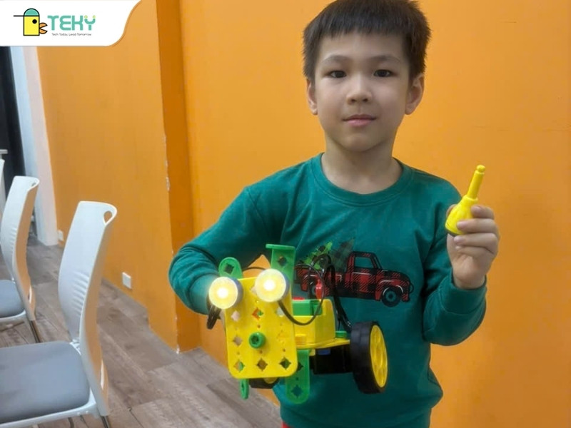 minh-quan-cung-san-pham-robot-chu-cho-thong-minh