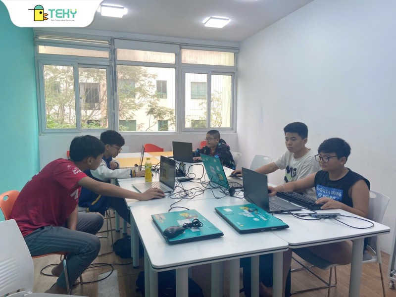 tre-hoc-lap-trinh-trong-lop-hoc-giao-duc-stem-tai-teky