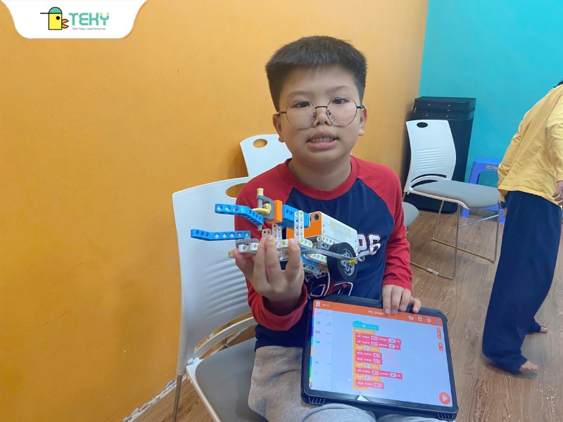 be-tu-tin-toa-sang-cung-san-pham-cua-minh