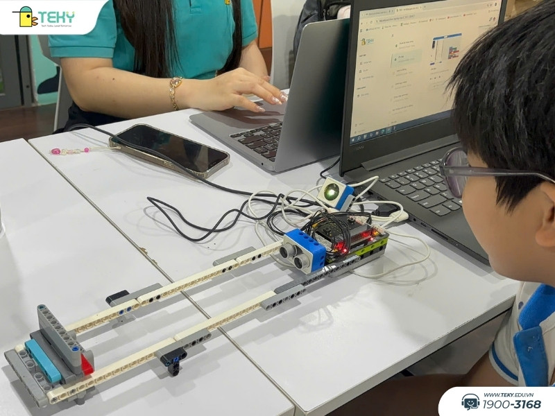 be-pham-quang-tuan-gioi-thieu-san-pham-robotics