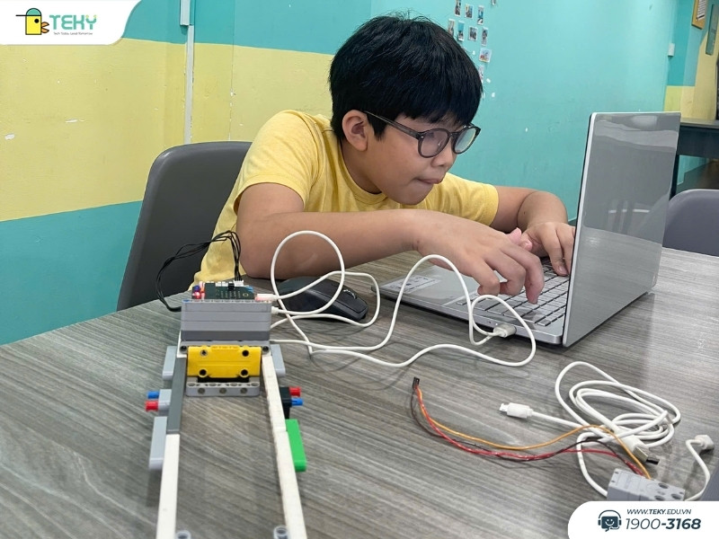 be-pham-quang-tuan-thu-nghiem-dan-piano-robotics