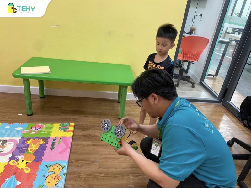 minh-triet-cung-thay-giao-kiem-tra-mo-hinh-truoc-buoi-bao-cao-cuoi-khoa