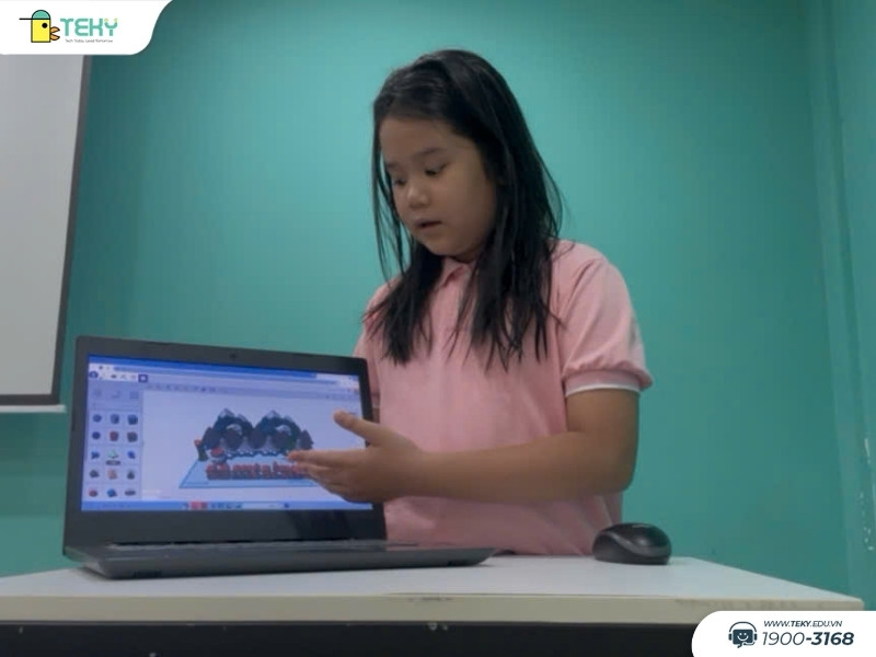 be-quynh-anh-thuyet-trinh-bo-cuc-khong-gian-giang-sinh