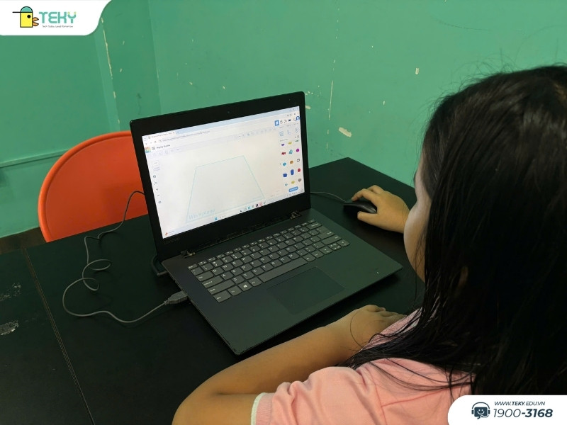 be-quynh-anh-thao-tac-tren-phan-mem-tinkercad