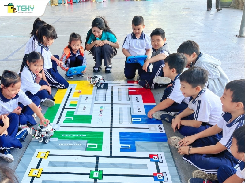 hoc-sinh-tieu-hoc-chanh-nghia-dieu-khien-robot-lam-nhiem-vu