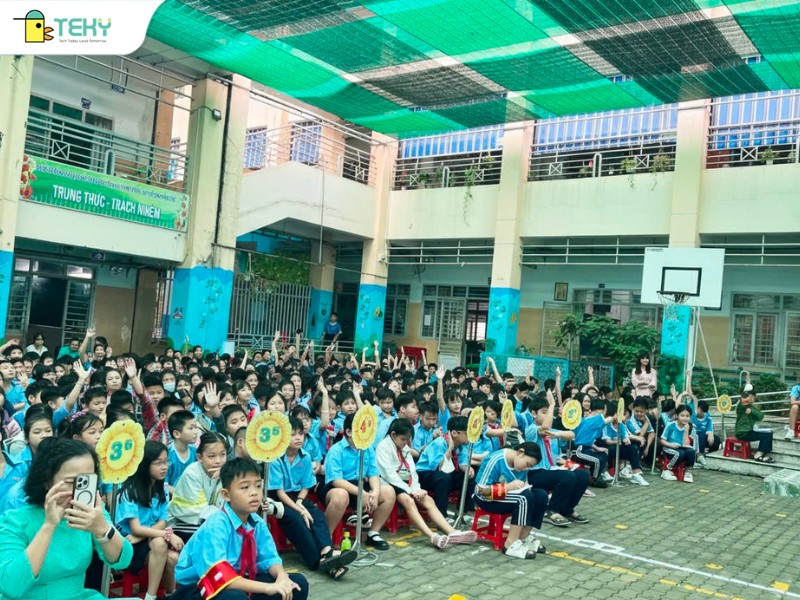 cac-ban-hoc-sinh-tai-truong-tieu-hoc-le-cong-phep