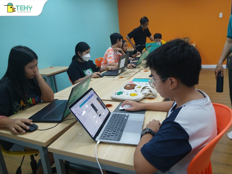 hinh-anh-cac-be-dang-cham-chu-hoc-lap-trinh