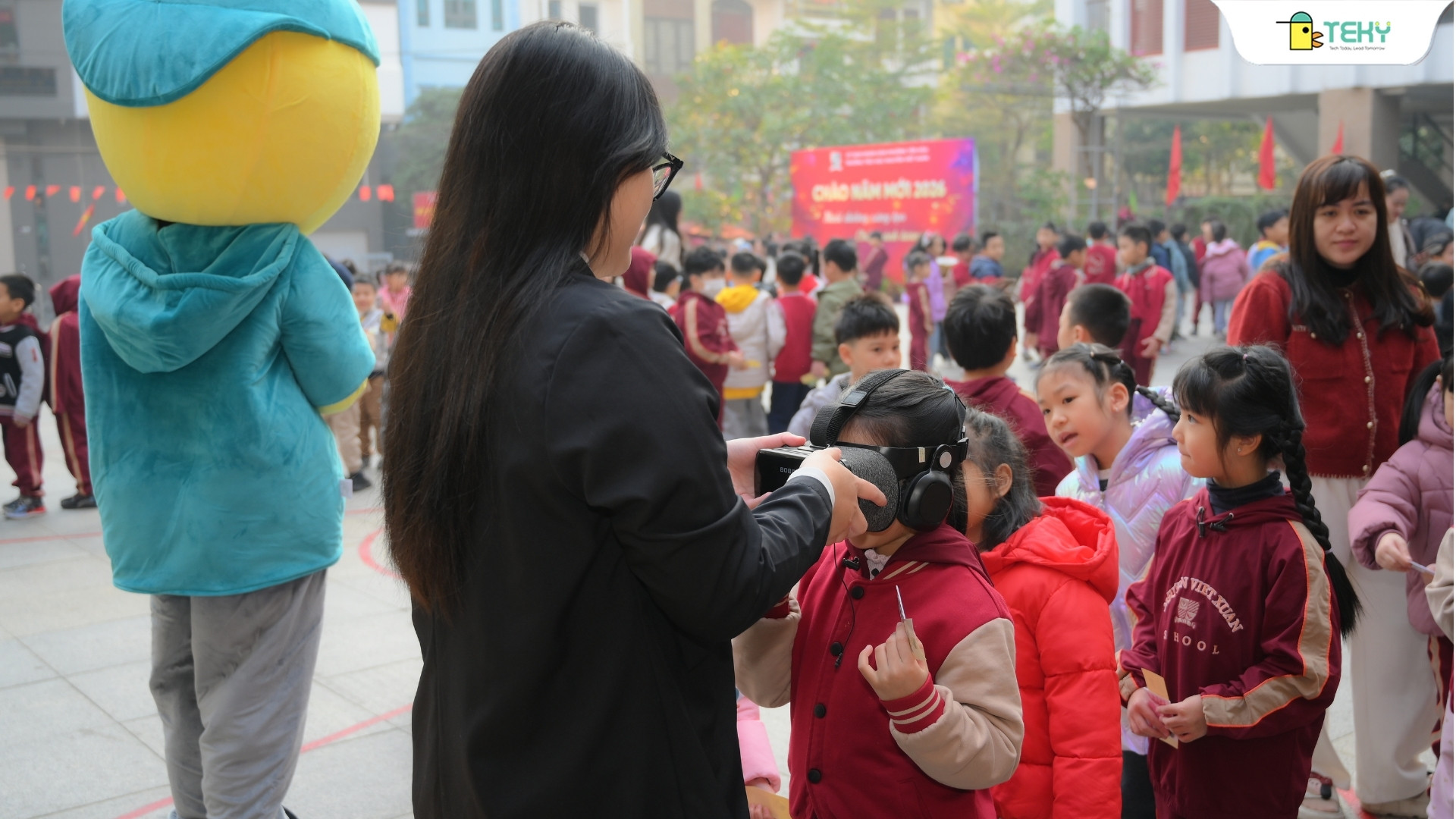 co-giao-huong-dan-cac-con-quan-sat-kinh-vr