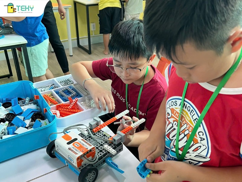 hoc-vien-dat-minh-va-viet-long-dang-lap-rap-mo-hinh-robot-trong-du-an-robotics-tai-teky-dien-bien-phu