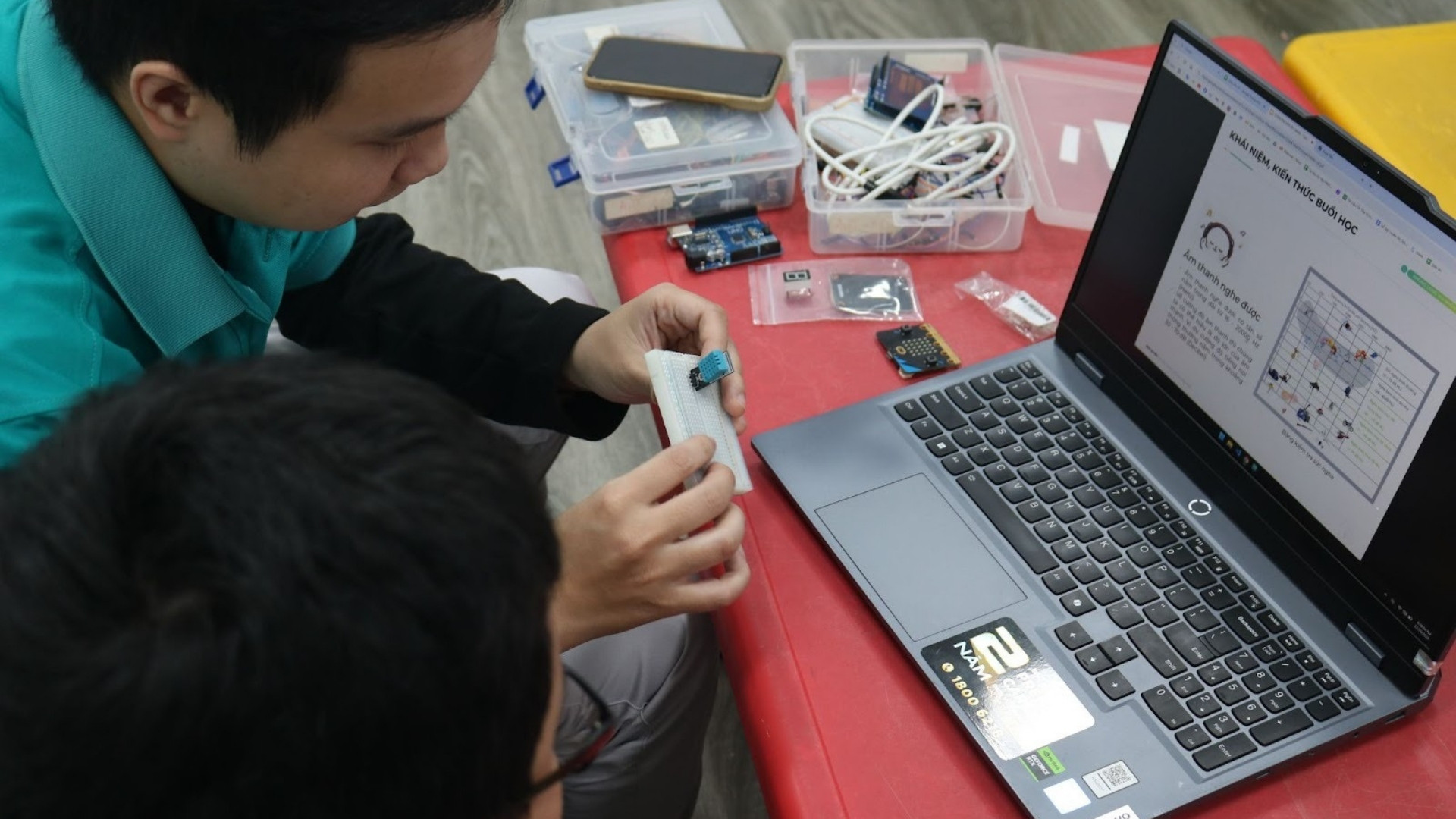 be-cham-chu-nghe-huong-dan-tu-giao-vien