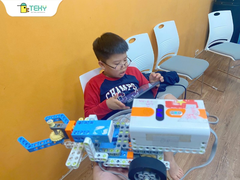 be-viet-anh-dang-lam-robot-bo-canh-cung-tai-teky