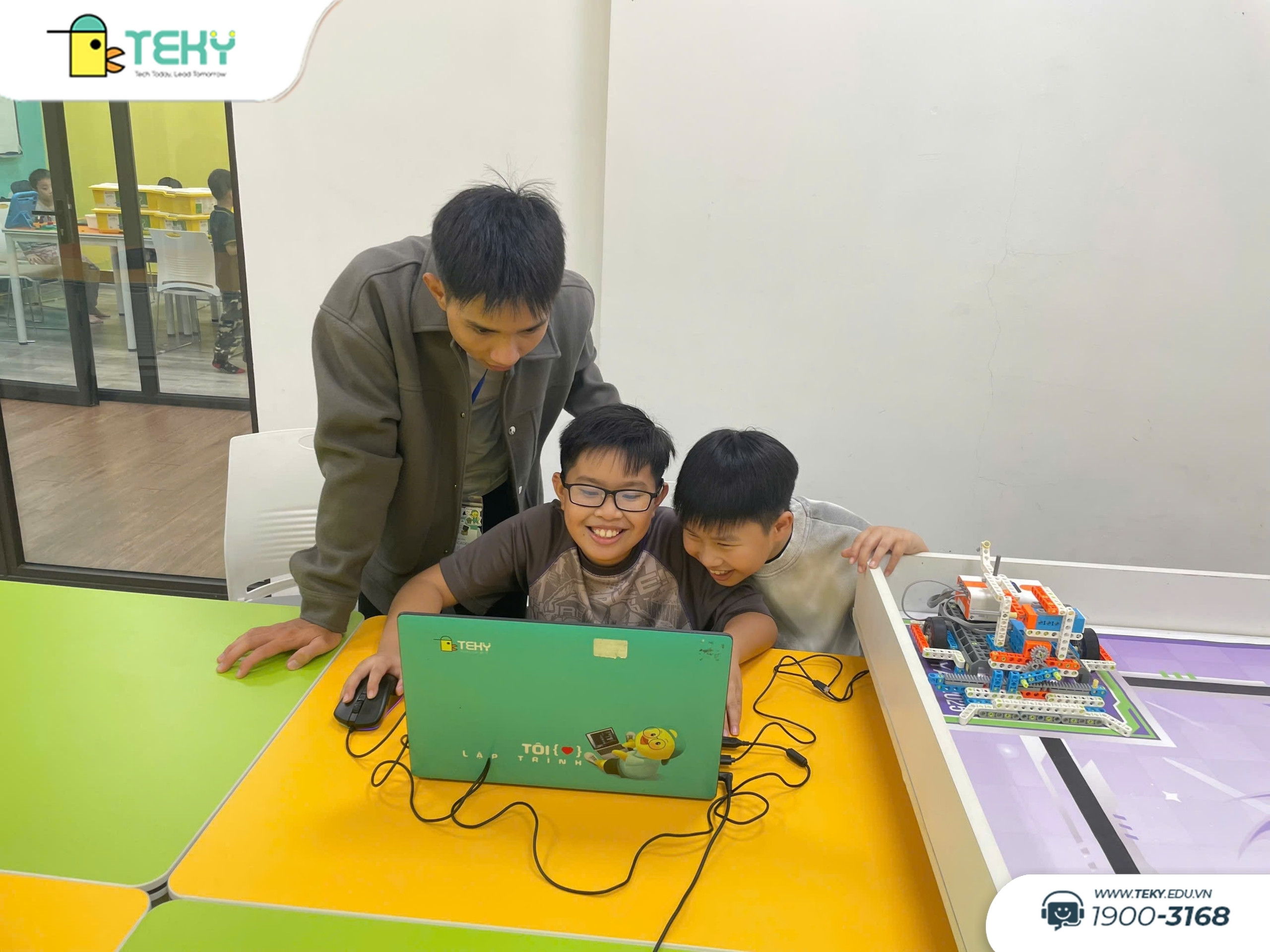 thay-tinh-dang-huong-dan-2-tekid-nam-truong-va-bao-nam-lap-trinh-de-con-robot-chay