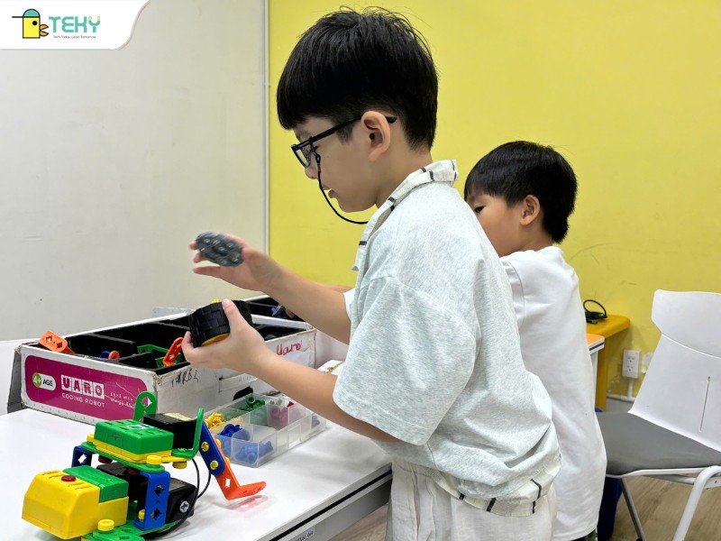 dau-tu-som-cho-con-hoc-cong-nghe-tai-teky