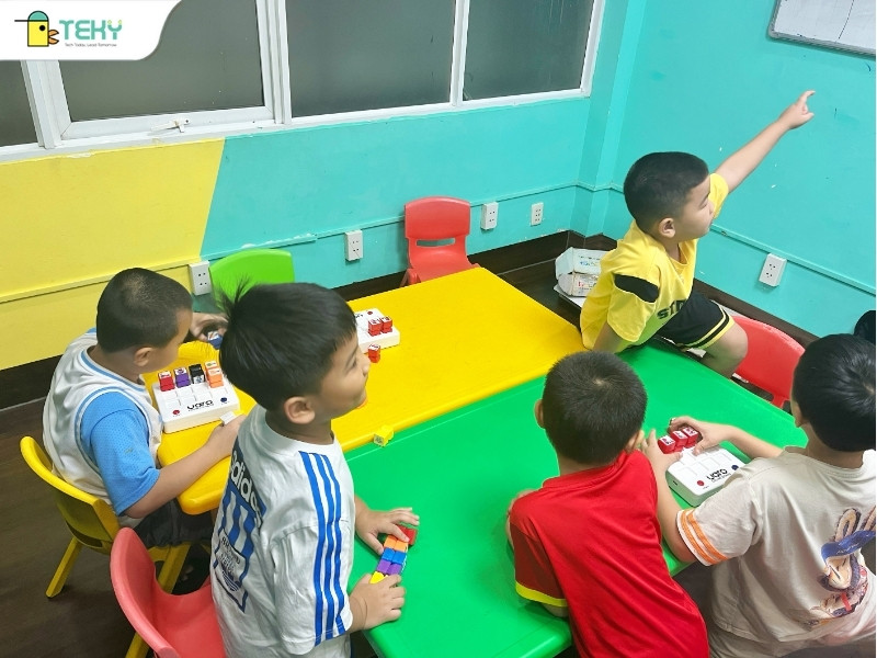 hoc-vien-soi-noi-phat-bieu-trong-buoi-hoc