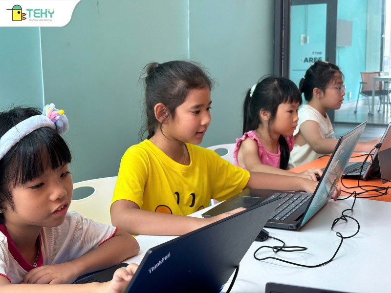 khoang-khac-hoc-sinh-nu-say-me-sang-tao-trong-lop-digi-multimedia