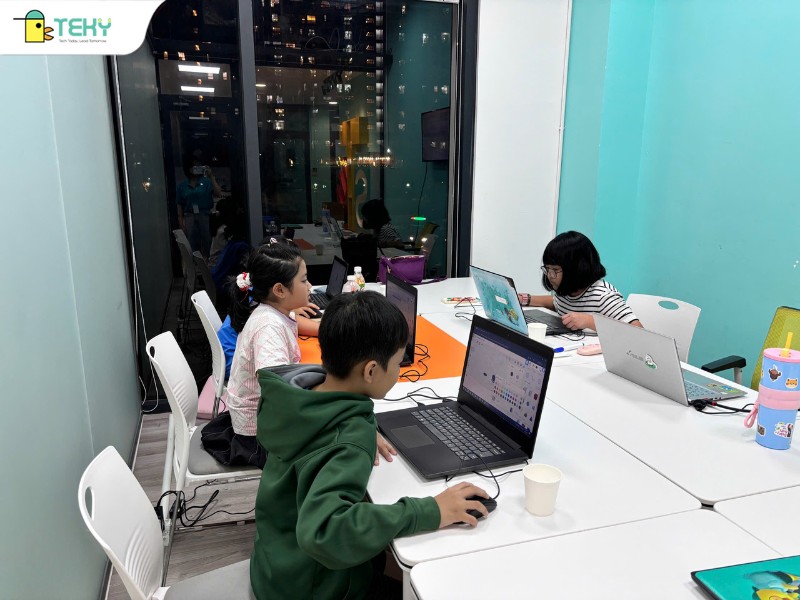 tre-em-lam-quen-voi-ai-trong-moi-truong-hien-dai