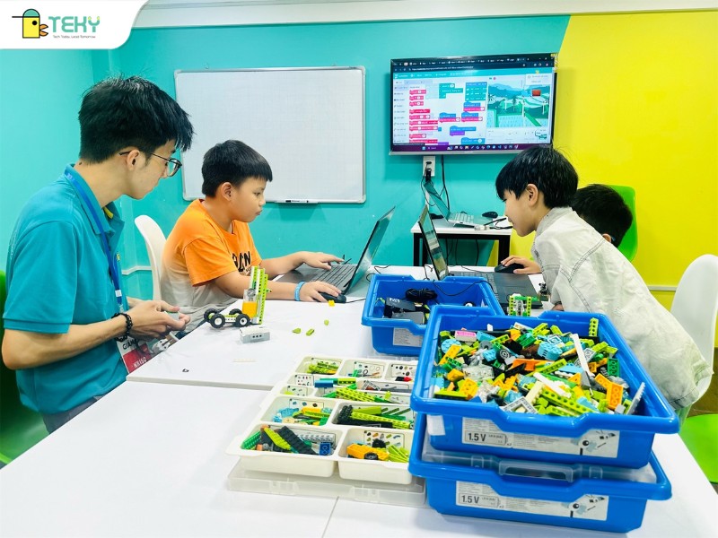 hoc-sinh-trai-nghiem-giao-duc-cong-nghe-hien-dai-tai-teky