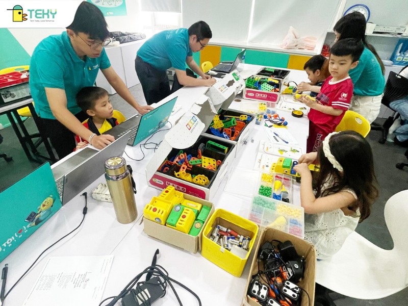tre-5-7-tuoi-lam-khoa-hoc-robotics-tai-teky