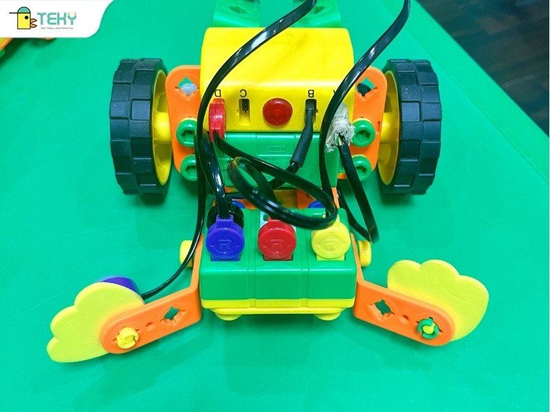 hinh-anh-robot-da-bong-do-hoc-vien-teky-binh-duong-thuc-hien