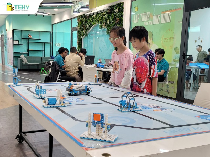 hoc-sinh-tieu-hoc-phat-trien-tu-duy-logic-voi-robotics