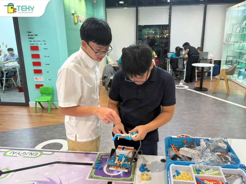 hoc-sinh-ung-dung-kien-thuc-robotics-vao-du-an-thuc-te