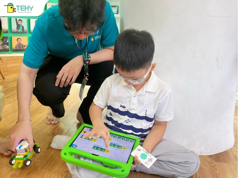 hoc-vien-dang-chay-thu-chuong-trinh-robot-tram-bao-ve-dai-duong