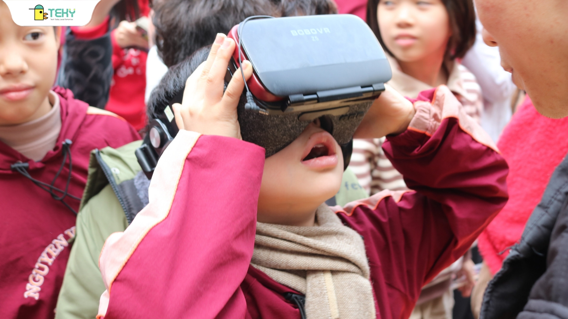 khoang-khac-lan-dau-con-duoc-su-dung-kinh-vr