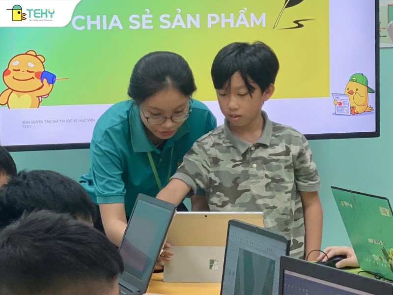 giao-vien-dong-hanh-cung-minh-hung-trong-buoi-hoc-roblox-o-teky