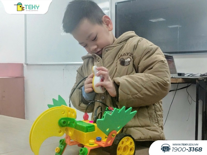 tekid-phuc-an-thao-tac-cung-san-phgam-con-chim-robot