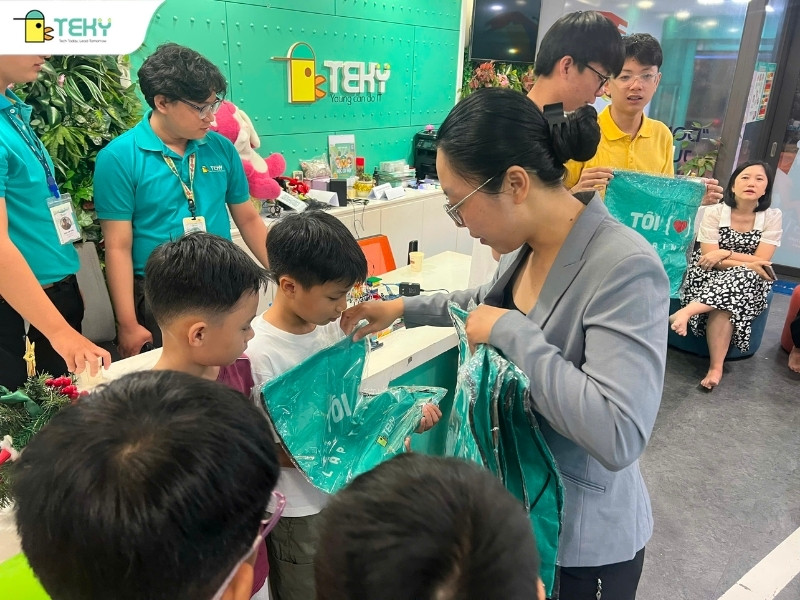 teky-an-lac-trao-qua-ghi-nhan-no-luc-cu-cac-con