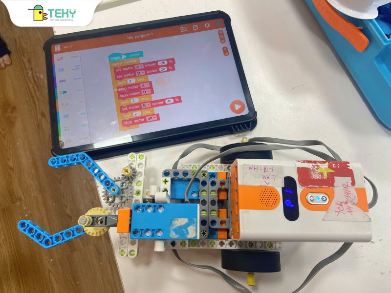 can-canh-man-hinh-code-va-robot