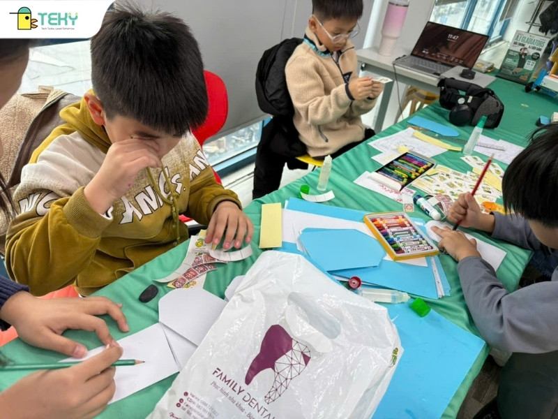 hoat-dong-ve-tranh-tet-cua-cac-be-tai-hoi-cho-xuan