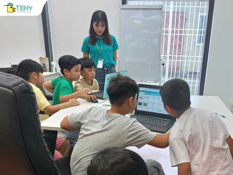 hoc-sinh-tham-gia-qua-trinh-tao-ra-game-trong-lo-trinh-hoc-be-lam-game