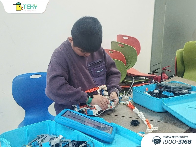 tekid-bac-tu-liem-sang-tao-voi-san-pham-cua-so-tu-dong