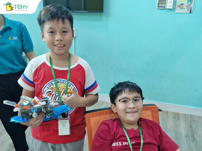 hoc-vien-dat-minh-va-viet-long-cung-voi-san-pham-robotics