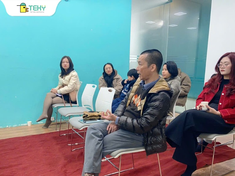 phu-huynh-dang-chia-se-quan-diem-cua-minh