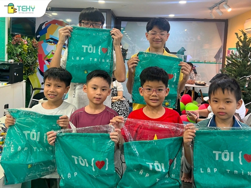 vinh-danh-6-hoc-sinh-dat-thanh-tich-trong-showcase-tai-teky-an-lac