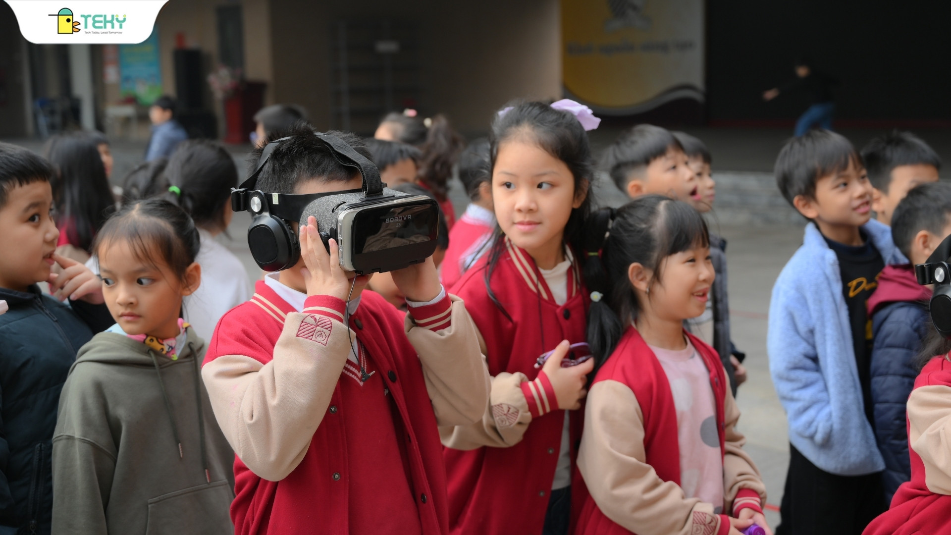 khoang-khac-cho-con-thu-lai-va-anh-nhin-cua-cac-ban-xung-quanh