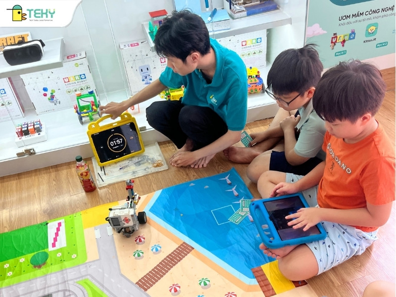 thay-loc-dang-huong-dan-hoc-vien-va-danh-gia-ket-qua-cac-phan-thi-cua-cac-ban