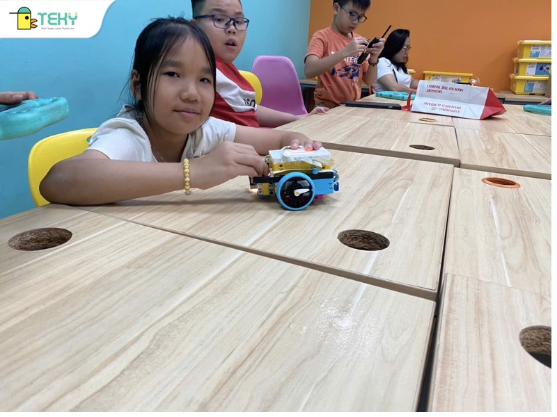 hinh-anh-cac-be-cung-phu-huynh-chuan-bi-cho-phan-bao-cao-cuoi-khoa