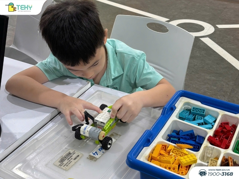 hoc-sinh-tham-gia-khoa-hoc-thu-cong-nghe-tai-teky-him-lam