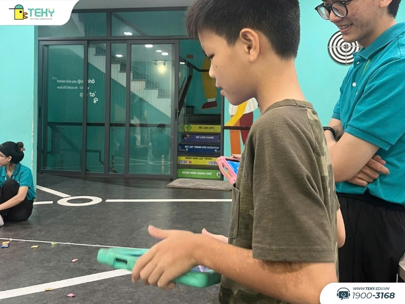 trai-nghiem-dieu-khien-robot-lap-keo-cung-con