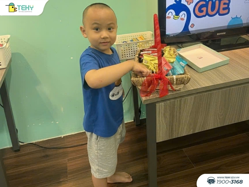 cac-be-hao-huc-an-banh-keo-truoc-khi-bat-dau-su-kien