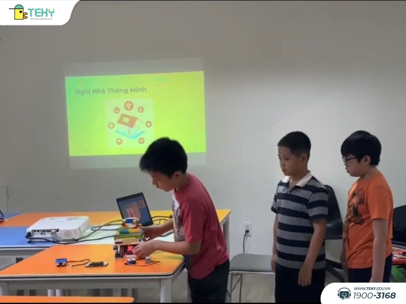 tekids-tu-tin-thuyet-trinh-ve-san-pham-cua-minh-tai-buoi-bao-cao-cuoi-khoa