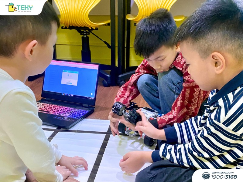 hoc-sinh-lam-quen-voi-robotics