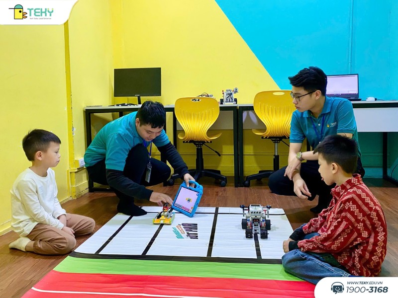 hoc-sinh-dang-kham-pha-robotics