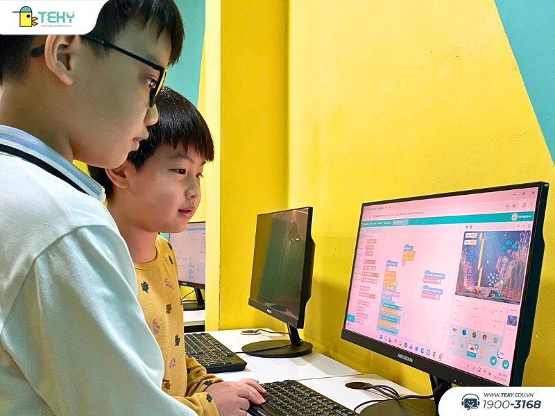 nhat-nam-va-phuc-nguyen-lap-trinh-du-an-game-tau-chien-vu-tru