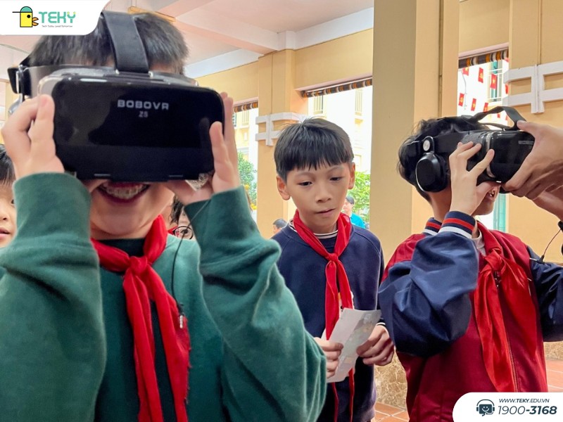 hoc-sinh-trai-nghiem-kinh-vr-thuc-te-ao