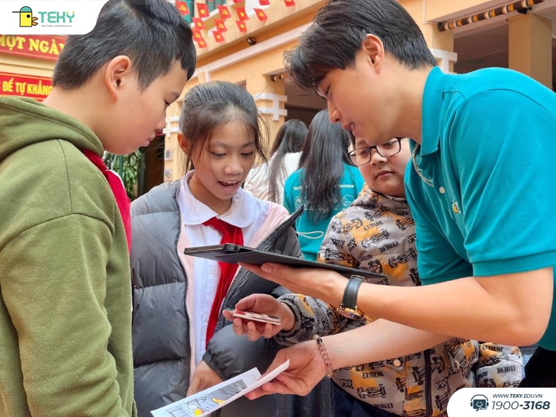 hoc-sinh-quet-nhan-vat-3d-sau-khi-to-tranh